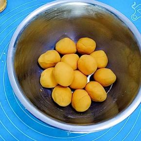 将南瓜面团每份27克分成了13份