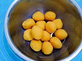 将南瓜面团每份27克分成了13份