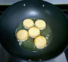 南瓜饼依次都完成后，锅里放入油烧热