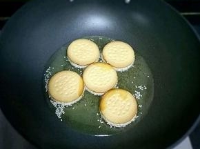 南瓜饼依次都完成后，锅里放入油烧热