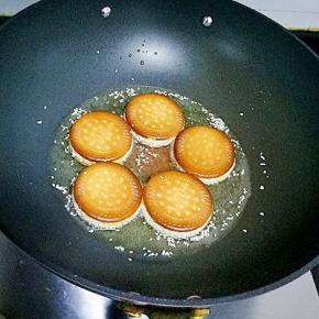 将南瓜饼炸至两面金黄即可