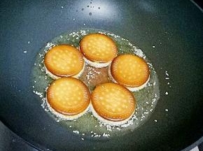 将南瓜饼炸至两面金黄即可