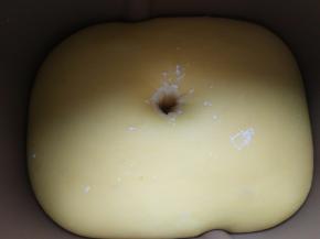 发酵至2-2.5倍大，用手指沾干粉，在面团中间戳洞，洞口不会缩不塌陷，就是发酵好了