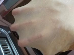 大概14分钟揉出薄膜，然后揉圆后，放入面包机中，启动发酵档，时间调成一小时，开始进行一发