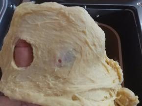 7分钟左右揉至出厚膜，加入黄油继续和面程序