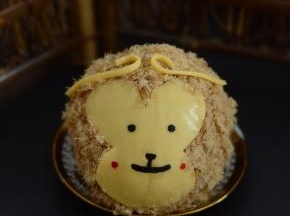 黏上肉松，再剪两条芝士片，当做发箍，巧克力酱画出眼睛鼻子和嘴巴，完成啦！很可爱吧！