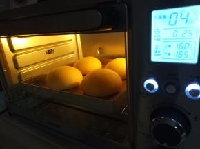 放入预热好的烤箱，上下火160，下层，烤35-40分钟，视上色情况加盖锡纸