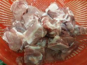 排骨洗干净控干水分。