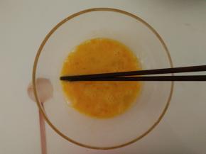 鸡蛋放入碗里打散。