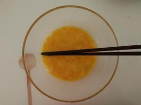鸡蛋放入碗里打散。