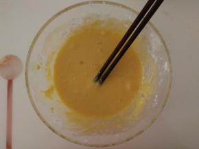 加入面粉、淀粉搅拌均匀。