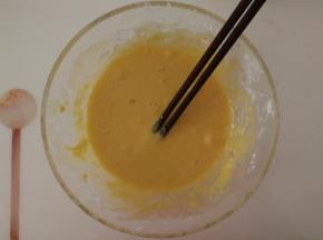 加入面粉、淀粉搅拌均匀。