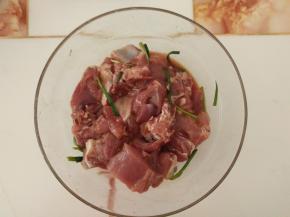 排骨放入碗里，加入生抽、料酒、葱姜腌制1小时左右。