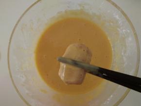 腌制好的排骨均匀的沾一层面糊。