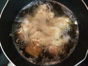 迅速放入烧至6成热的油锅里炸至。