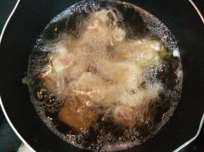 迅速放入烧至6成热的油锅里炸至。