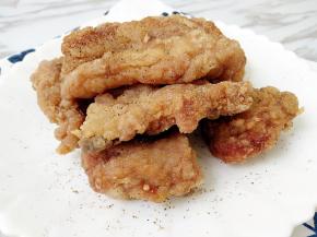 炸好的排骨趁热撒上椒盐，装盘即可。