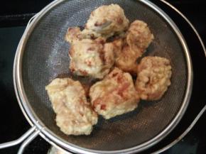 全程中火慢炸，至排骨成熟，表面呈金黄色，捞出控油。