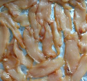 鸡胸肉切片，用胡椒粉，盐腌制一下，然后150°烤箱烤至5，6成熟，取出放凉