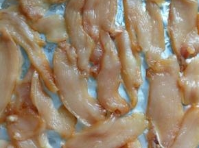 鸡胸肉切片，用胡椒粉，盐腌制一下，然后150°烤箱烤至5，6成熟，取出放凉