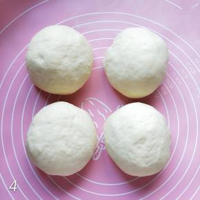 发好的面团取出，分成四个面团