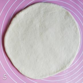 将分好的面团揉圆，再用擀面杖擀成圆形，尽量擀成盘子大小