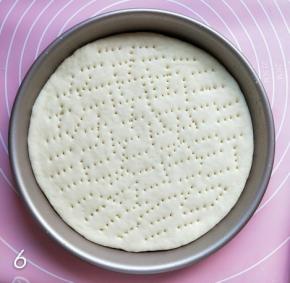 将披萨盘刷一层黄油(食用油也行 )，把面团放盘子中，用叉子扎孔，尽量扎通透。多余的面团扎好孔后，放烤箱170°烤五分钟取出放凉，装入食品袋放进冰箱冷冻，随吃随取