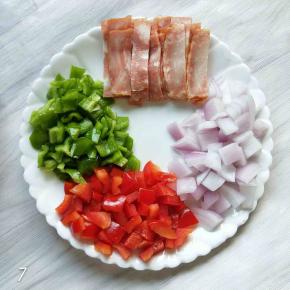 将辅料准备好，培根，青红椒，洋葱切块或者切丝