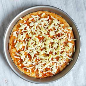 撒一层马苏里拉芝士，尽量铺均匀