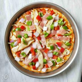 继续放入切好的鸡肉，培根，青红椒，洋葱等辅料