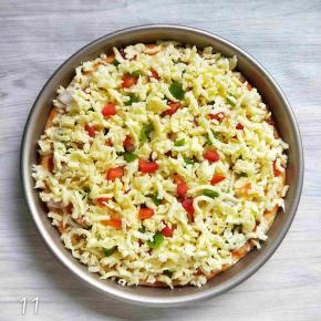 最后在披萨饼上撒一层芝士，放入预热好220°烤箱中，烤10至15分钟