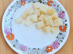 将土司切成丁状。