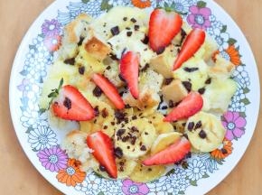 出炉后洒上切开的草莓。