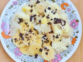 将巧克力切碎，撒在表面，放入烤箱中200度烘烤3分钟至表面融化焦香。