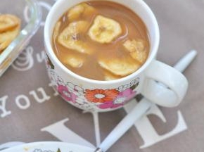 搭配一杯咖啡就是很好的早餐，我把香蕉干泡在了咖啡里，别有一番味道。