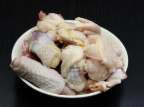 土鸡洗净切块；