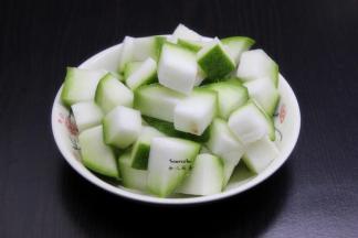 冬瓜洗净，去瓤，切块；PS：冬瓜皮可以不去