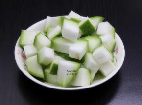 冬瓜洗净，去瓤，切块；PS：冬瓜皮可以不去