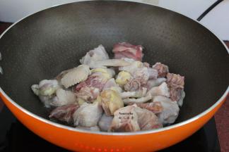 热锅，倒油，放入鸡肉、生姜炒至微黄；