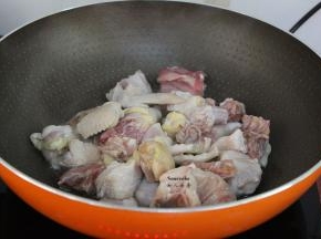 热锅，倒油，放入鸡肉、生姜炒至微黄；