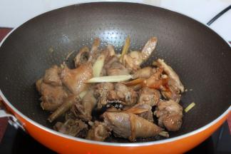 加入酱油炒至鸡肉熟；