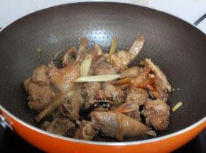 加入酱油炒至鸡肉熟；