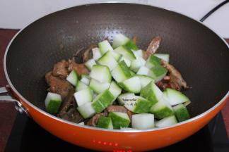 把冬瓜、鸡粉加入；