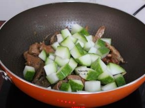 把冬瓜、鸡粉加入；