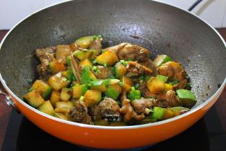 汤汁快干的时候，放盐、香葱炒均即可。