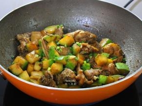 汤汁快干的时候，放盐、香葱炒均即可。