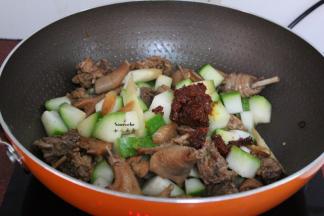 再放黄豆酱、高汤中火炆6分钟；