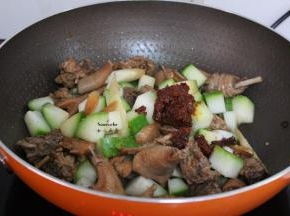 再放黄豆酱、高汤中火炆6分钟；