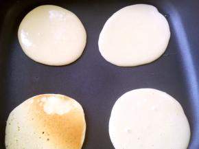 平底锅小火加热，舀一勺面糊摊成圆形，加热至表面出现大气孔时，用刮棒翻个面，再继续煎同等时间，就可以出炉啦
