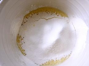 过筛面粉，搅拌均匀无面粉颗粒